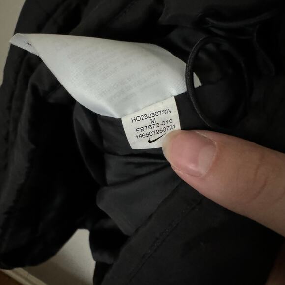 NIKE Classic Black Hooded Cropped Puffer Jacket Size Medium casual comfort - Picture 8 of 9